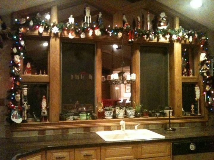 christmas decorating, christmas decorations, seasonal holiday decor, The kitchen window all decked out