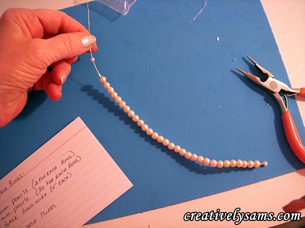 servilleteros de perlas tutorial, a ada 30 perlas de 6 mm y la perla de 3 5 mm restante Repita los pasos anteriores doblando el alambre sobre la ltima perla
