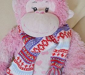 holiday decorating for teen girls, bedroom ideas, seasonal holiday decor, Making the stuffed animals festive with scarves