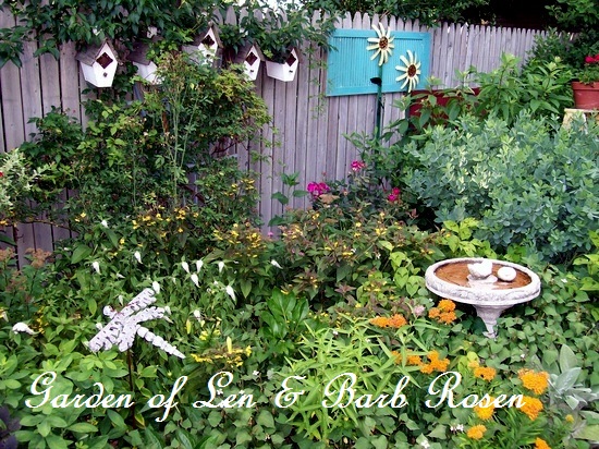 tudo sobre os pssaros casas de pssaros banheiros e alimentadores em nosso jardim, Birdhouses montados em uma cerca Veja a postagem