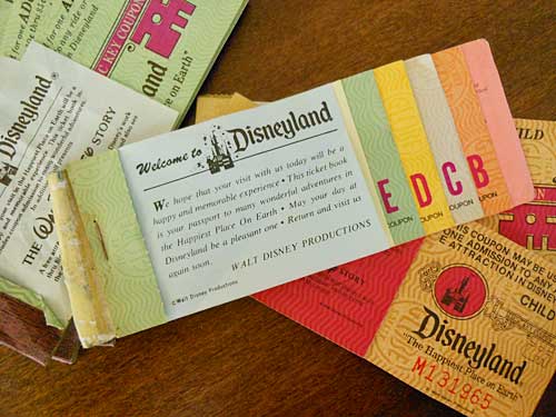 a histria da nossa mquina de costura singer vintage, Livros de ingressos originais da Disney