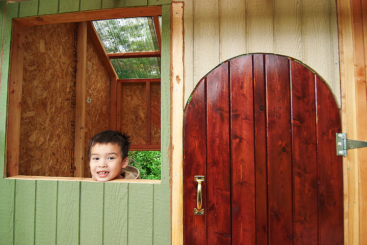 construir uma casa na rvore, Fizemos a porta curvada e tingida para dar mais personalidade