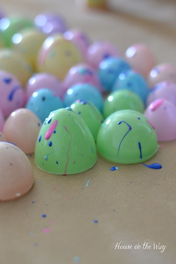 huevos de pascua salpicados de pintura