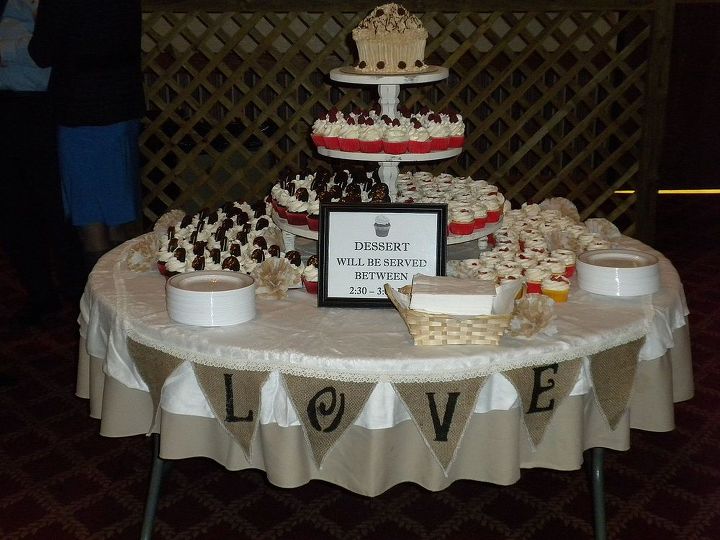 um casamento informal e caseiro, A mesa de sobremesas cupcakes