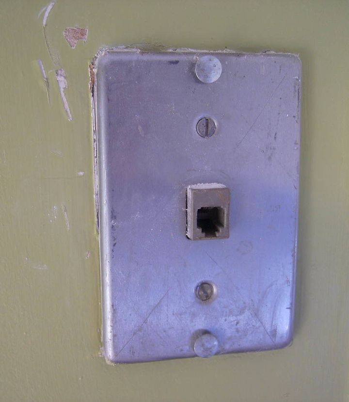 eu costumava ter um telefone de parede na cozinha a placa de metal ainda est l e