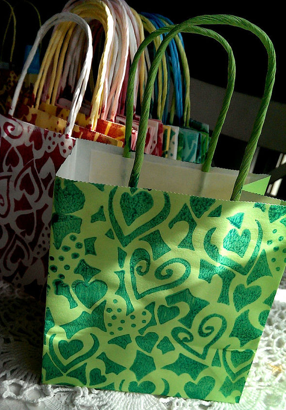transforma las bolsas de papel en bolsas de fiesta nicas y divertidas, Bolsas de fiesta con estampado funky totalmente nicas