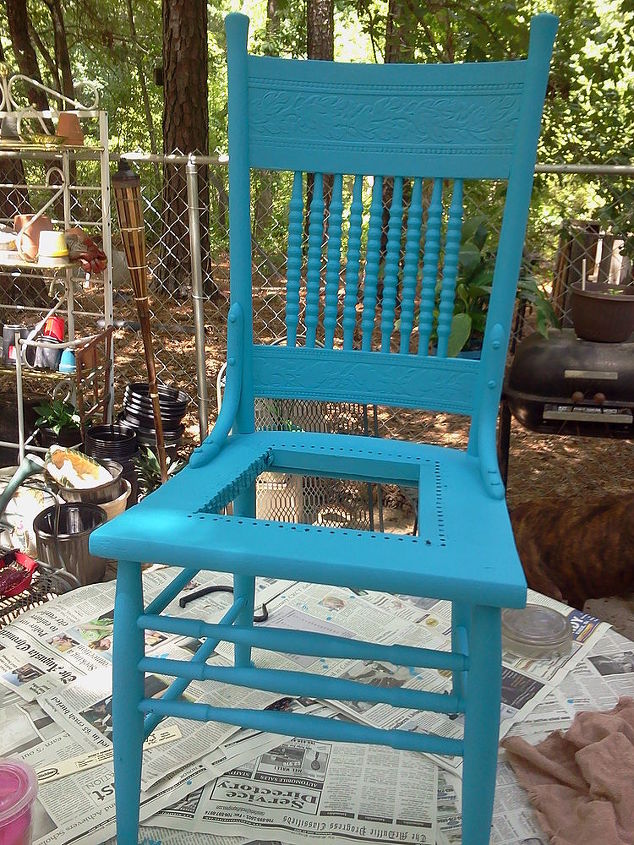 cadeira velha transformada em floreira, finalizando a pintura