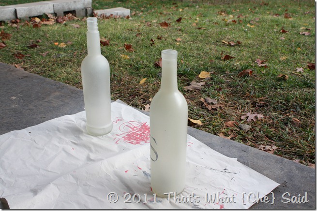 recicla botellas de vino para convertirlas en luminarias escarchadas, Aplica calcoman as o pegatinas si lo deseas Pulveriza con pintura en spray escarchada