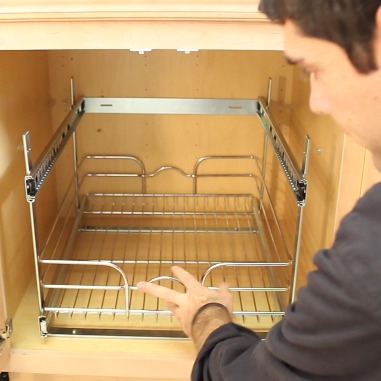 um sistema comprovado para organizar armrios de cozinha, Instale as cestas