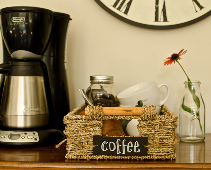 organizacion de la cocina estacion de cafe, Organiza tus provisiones para el caf de forma decorativa y funcional estilo bistro en una cesta de hierba marina