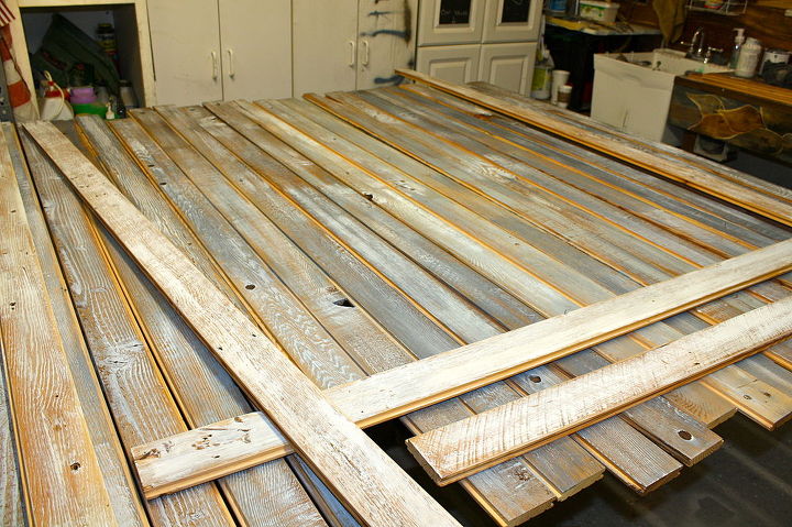 teto de madeira recuperada com padro de espinha de peixe, Alinhando os para manch los e pint los