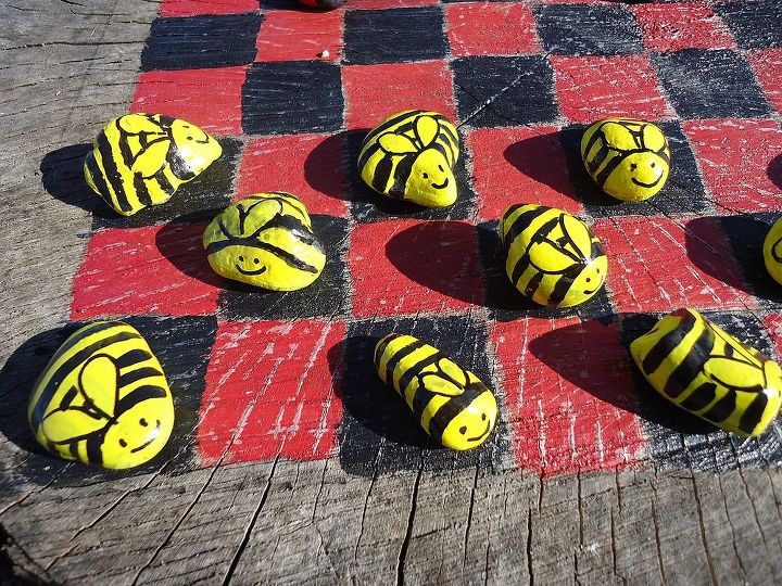 alguien quiere jugar a las damas, Decid pintar piedras para las piezas del juego Los abejorros fueron un juego
