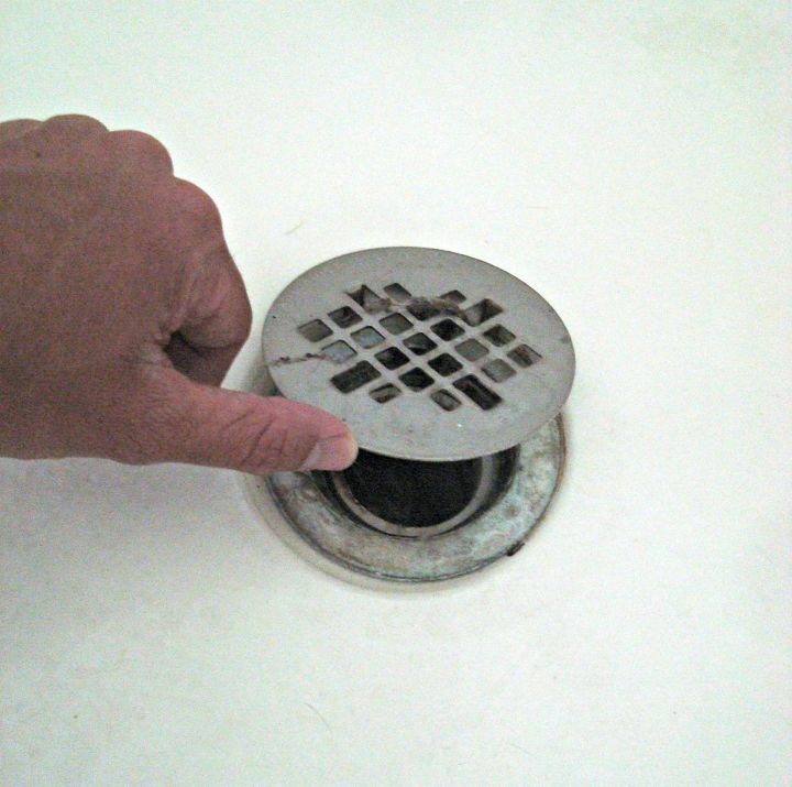 4 formas de limpiar la ducha y mantenerla limpia, Los atascos son un dolor Una forma sencilla de prevenir este problema es echar un par de tazas de vinagre por el desag e cada mes