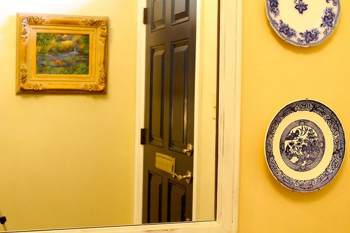 um tapete diferente adiciona um toque de cor a um pequeno espao, Tirei essa foto olhando no espelho que paira sobre o banco Voc pode ver a porta azul marinho as placas azul marinho e a pintura a leo