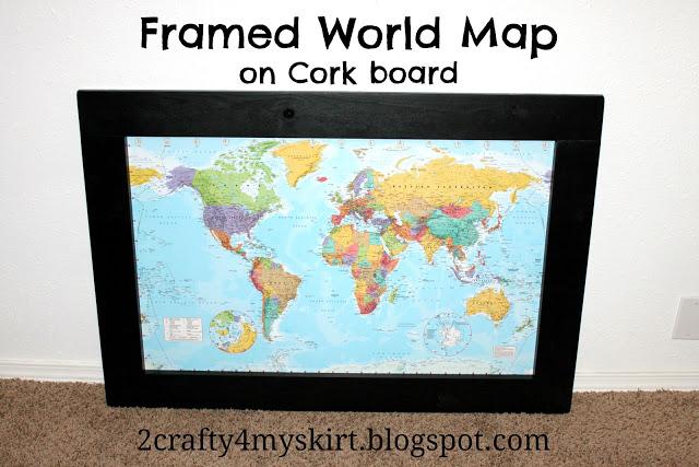 mapa del mundo enmarcado en un tablero de corcho