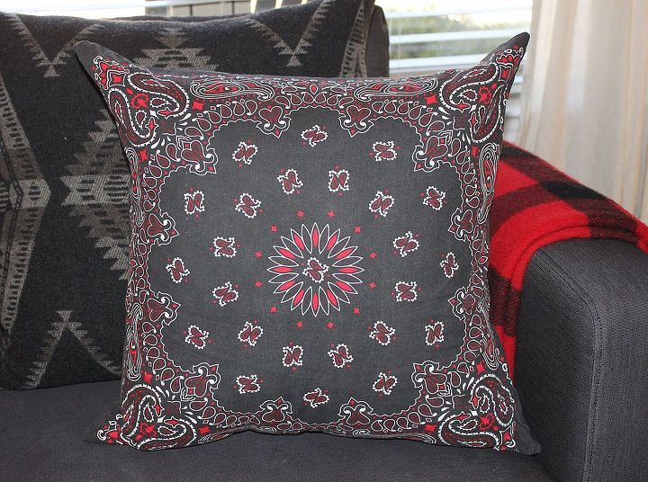 bandanna pillows, crafts, Finished black and red bandanna pillow in the living room