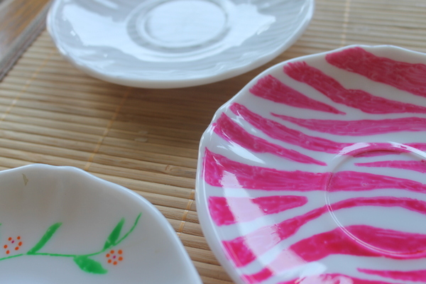 usar marcadores de vidrio para pintar en platos think pink, Plato pintado con rotuladores de vidrio