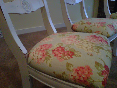mesa de jantar e cadeiras transformadas para brechs, A cadeira depois de pintada e com a nova capa adicionada