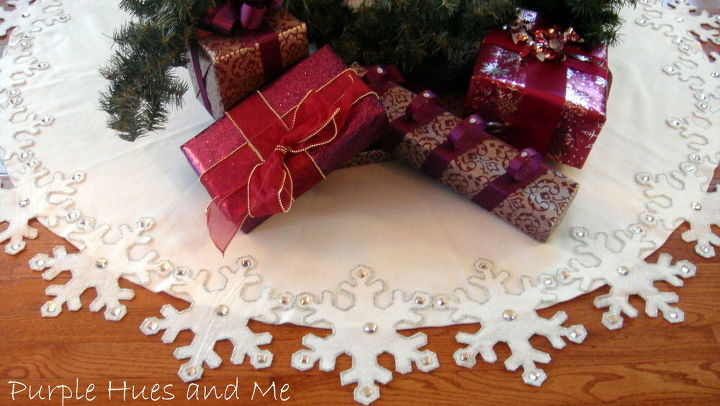 diy de la falda del rbol de los copos de nieve, Completa tu decoraci n navide a con esta festiva falda de copos de nieve para el rbol