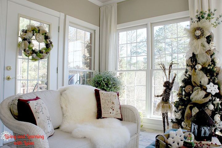 christmas in the sunroom, christmas decorations, living room ideas, seasonal holiday decor, wreaths