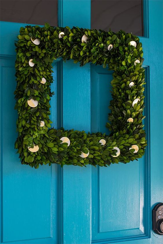10 diy holiday wreath ideas, crafts, seasonal holiday decor, wreaths, 8 Gold Leaf Dots