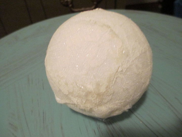 enfeite de natal de boto fcil, A bola coberta de pano neste caso parte de uma toalha de mesa velha