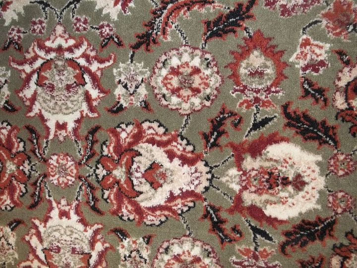 q necesito ayuda para elegir una alfombra para un sofa rojo liso, 1