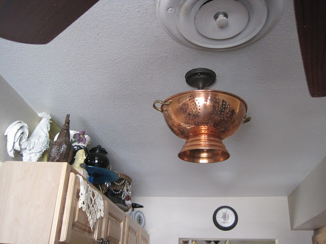 cobre e risos minha nova luz de cozinha exclusiva, Fa a um furo na parte inferior coloque sob a luz do teto firme segurando