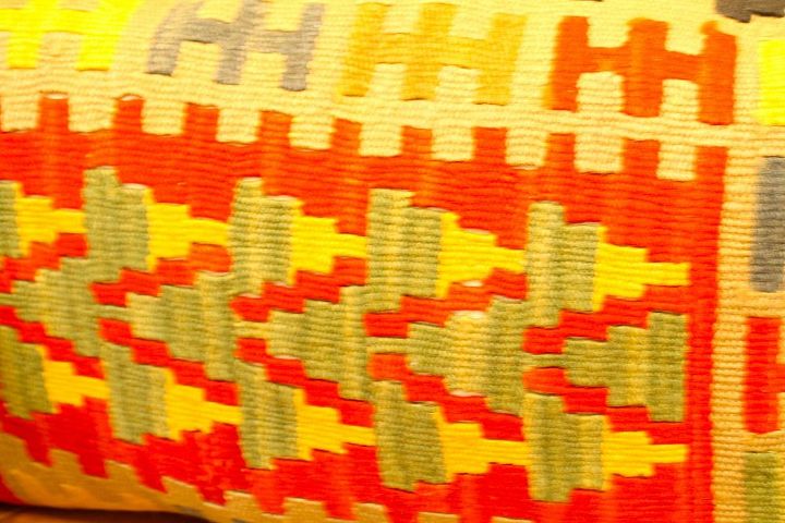 um tapete diferente adiciona um toque de cor a um pequeno espao, Este um close up do travesseiro kilim As almofadas Kilim s o feitas com restos de tapetes usados