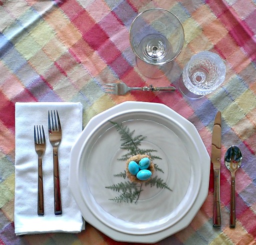 easy easter table setting decoration, easter decorations, seasonal holiday d cor, Final table setting with the eggs in the nest