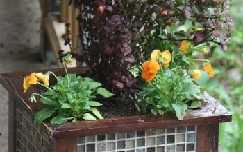 Haz una maceta de jardín de azulejos para una decoración frugal de alto nivel