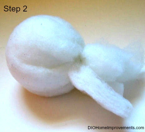 bolas de nieve diy, Paso 2 Pulveriza el adhesivo sobre la bola y envu lvela en el bateo utiliza un lazo de s ndwich para atarla