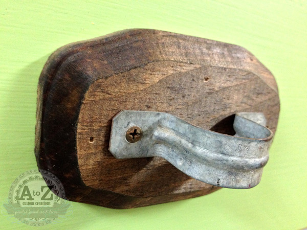 upciclo de guarda roupa funky, Esta placa de madeira e bra adeira de mangueira fez um timo puxador de gaveta