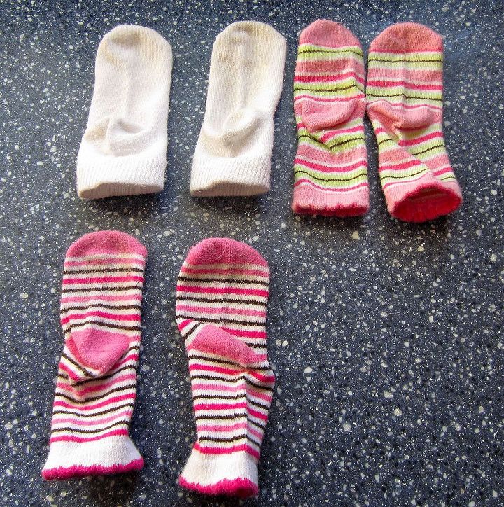 como fazer meias aderentes, Coloque as meias com o calcanhar para cima