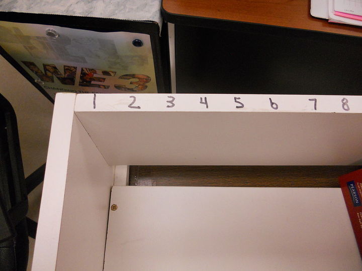 estanteras para libros, Mi esposa numer la parte trasera del estante para que los ni os mantuvieran los libros en orden
