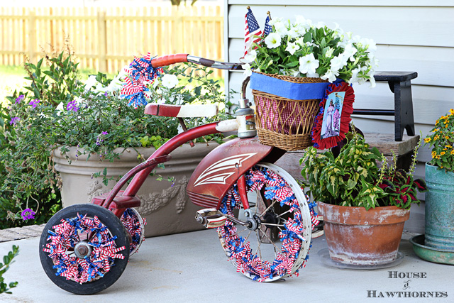 est decorando su bicicleta para el 4 de julio, Aqu est Trixie el triciclo todo adornado para el cuarto Utilic una guirnalda de Hobby Lobby para entrelazar las ruedas