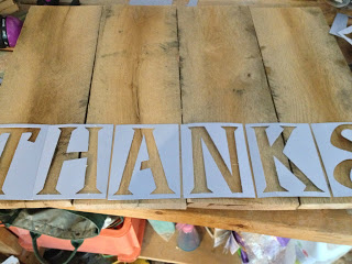 pallet makeover, thanksgiving decorations