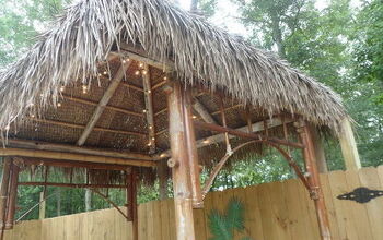 Cabaña Tiki al aire libre con materiales reutilizados