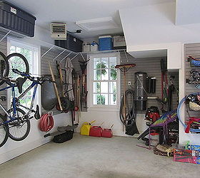 organizacin del garaje para una familia de 10 personas, Un rinc n debajo de la escalera proporciona un gran almacenamiento de herramientas de jard n