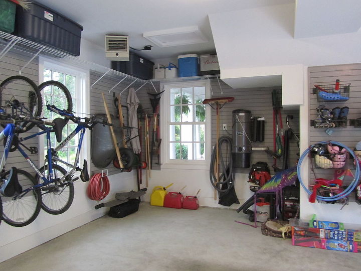 organizao da garagem para uma famlia de 10 pessoas, Um recanto sob as escadas oferece timo armazenamento para ferramentas de jardim