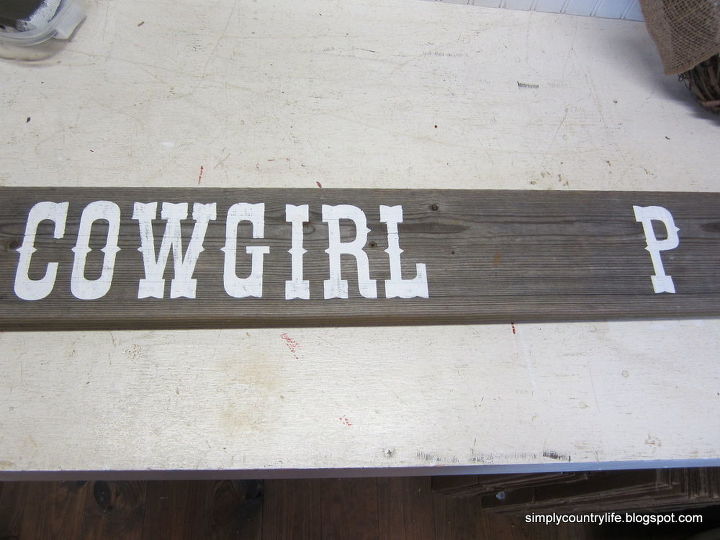 creacin de un cartel de cowgirl up con madera de granero y una herradura vieja, letras pintadas
