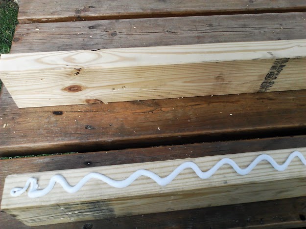 estanteria sobre el fregadero de madera de palet