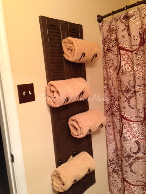 toallero de persiana diy, Terminado DIY Shutter Towel Rack hecho por Hello I Live Here