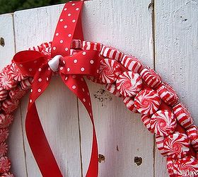 christmas peppermint wreath, christmas decorations, crafts, seasonal holiday decor, wreaths