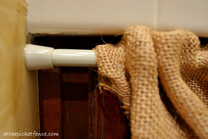 faldon de arpillera para el lavabo sin coser, Una simple barra de tensi n encaja justo debajo de la encimera
