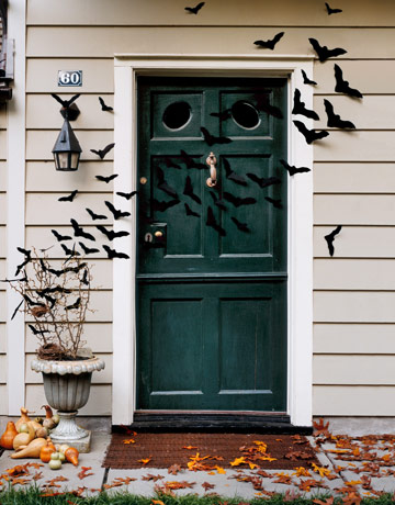 here are 17 spooktacular diy halloween crafts, crafts, halloween decorations, seasonal holiday decor, Felt Bats