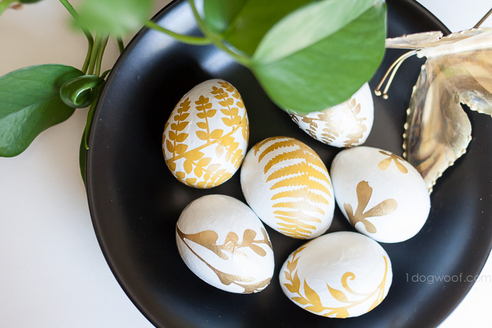 huevos de pascua de helechos dorados