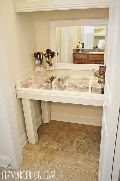 diy glass top makeup vanity desk, diy, how to, painted furniture, The vanity desk fits perfectly in the closet