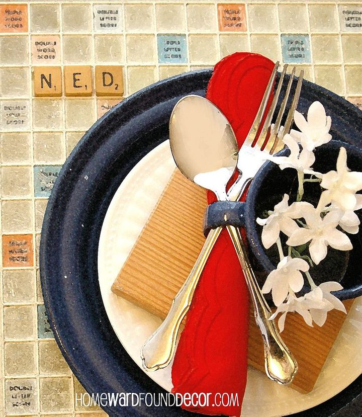 la mesa del verano tableros de juego como salvamanteles, Los colores rojo blanco azul y tostado de los tableros de Scrabble son perfectos para los montajes de mesa de verano Y las letras de Scrabble pueden servir como marcadores de lugar